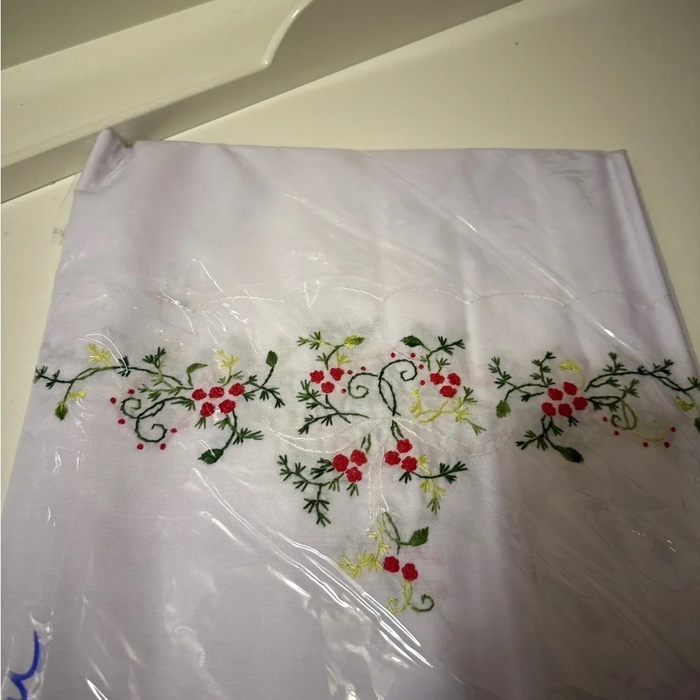 Tablecloth with 8 pices of napkins for the table of six chairs oval shapes chic